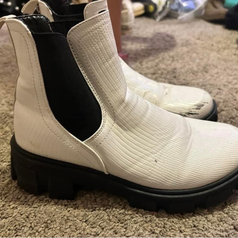 Ladies size 6 Chelsea boots